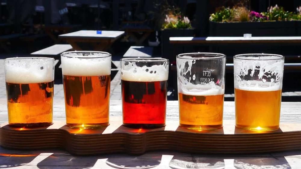 5 kufli piwa w rzędzie każdy inny rodzaj