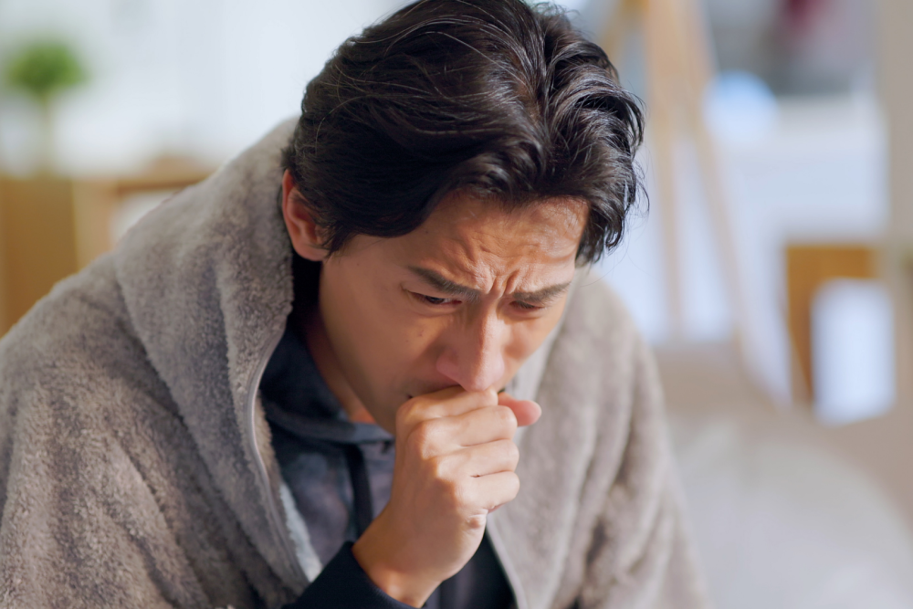 Kaszlący mężczyzna