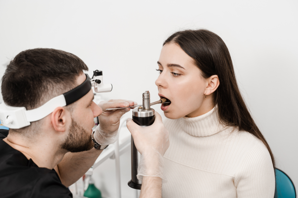 Badanie gardła w gabinecie laryngologicznym wykonywane przy użyciu specjalistycznego sprzętu medycznego