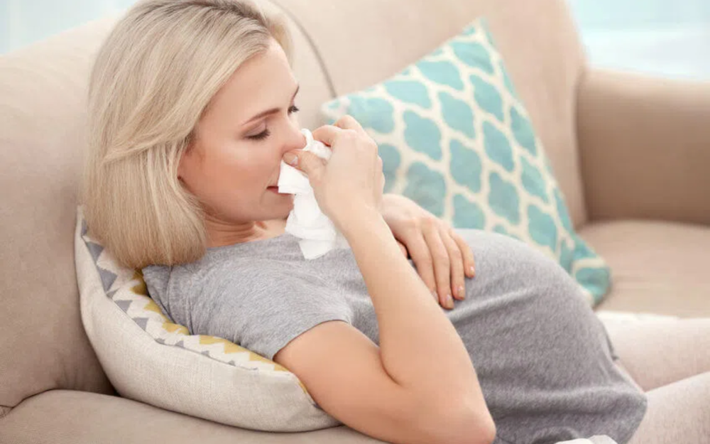 Przeziębiona kobieta w ciąży