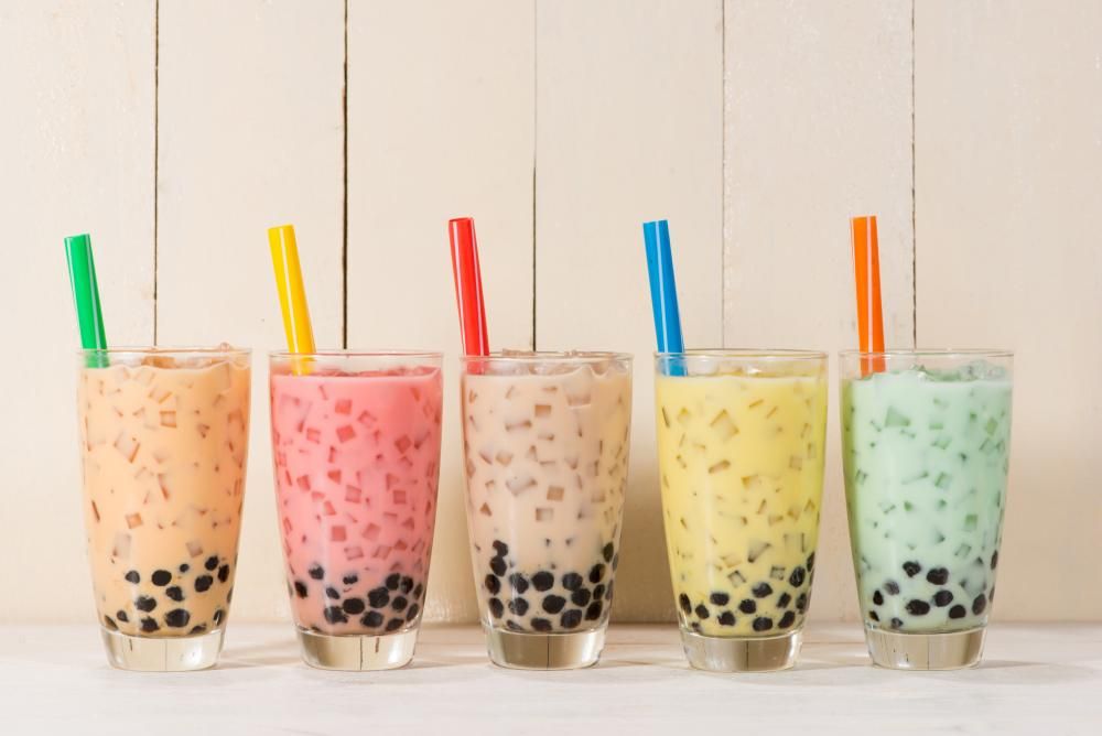 bubble tea w szklankach różne smaki