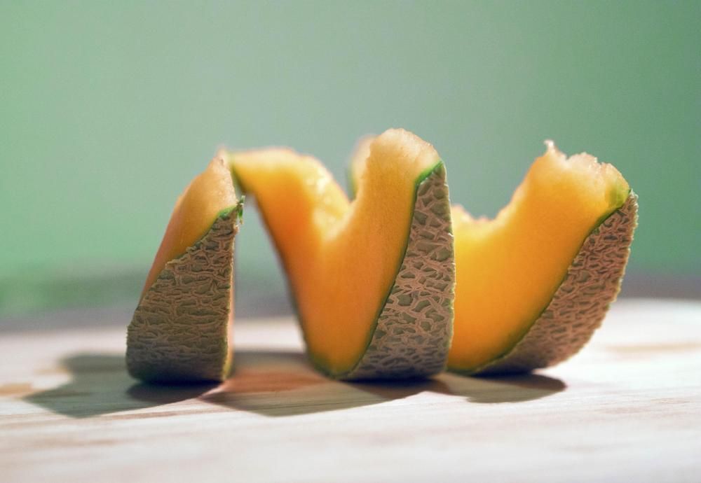 kawałki melona na desce do krojenia