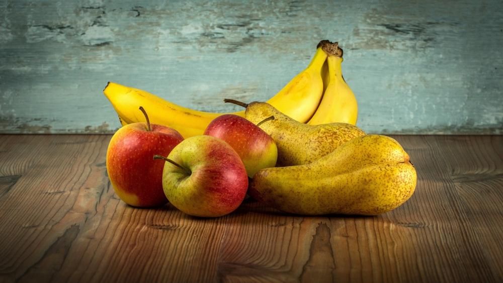 owoce jabłko banan i gruszka