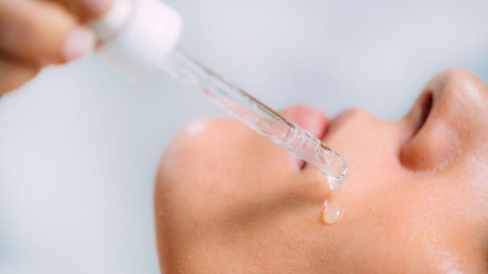 Nakładanie kwasu pirogronowego na twarz przez pipetę