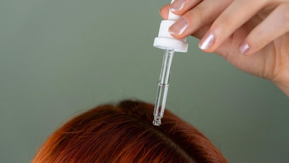 Nakładanie na głowę płynu kosmetycznego przez pipetę