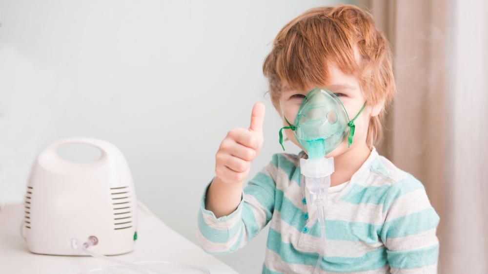 Dziecko z nałożoną maską od inhalatora