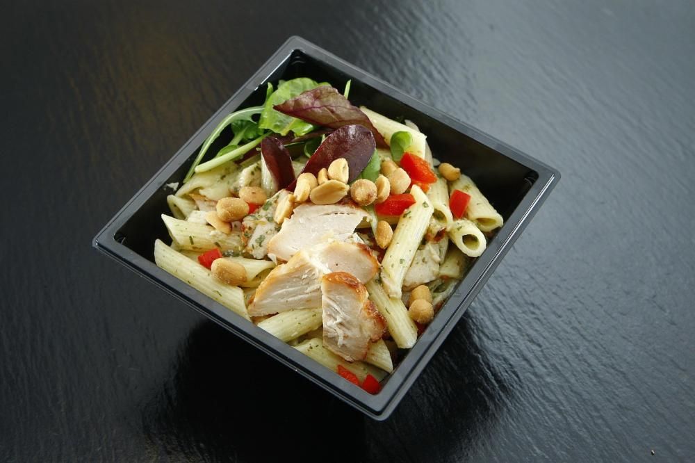 sałatka z cateringu