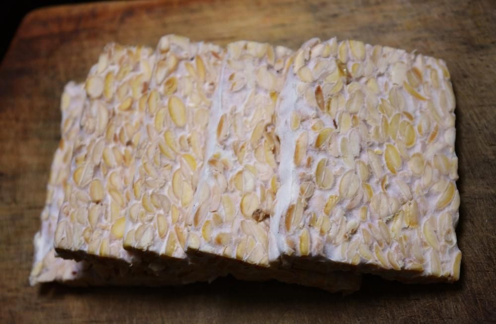 tempeh przecięty na pół