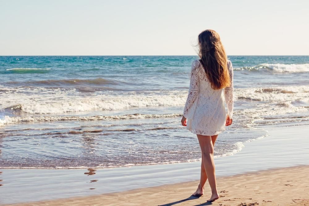 kobieta na plaży z gładkimi nogami