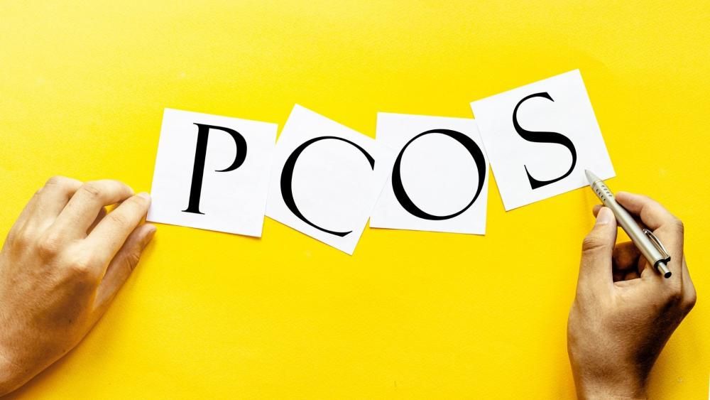 Napis PCOS na żółtym tle