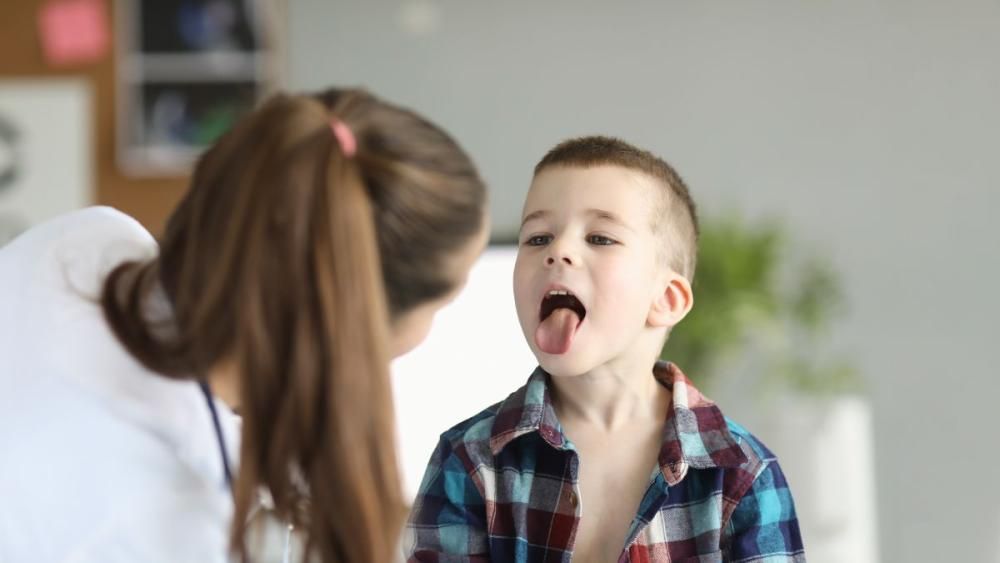 dziecko pokazuje gardlo mamie 