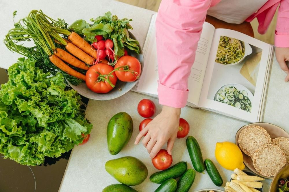 zdrowe jedzenie na blacie kuchennym, salata pomidor marchweska awokado