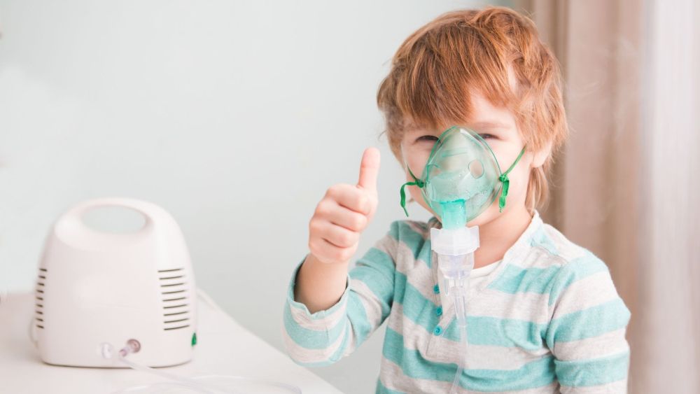 Dziecko z nałożoną maską od inhalatora