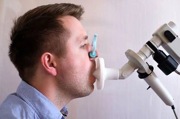 badanie spirometrem pan dmucha do urzadzenia i ma zatkany nos