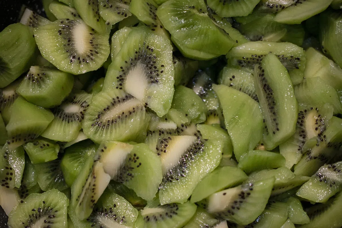 sałatka owocowa kiwi pocięte na kawałki