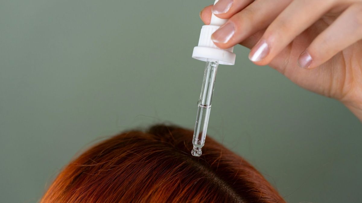 Nakładanie na głowę płynu kosmetycznego przez pipetę