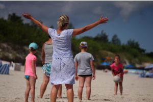 rodzina na plaży w gorący upalny dzień