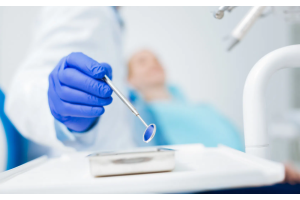 Wizyta u dentysty. Zbliżenie na lusterko stomatologiczne