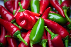 papryka jalapeno stos zielonych i czerwonych