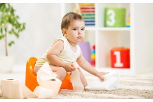Dziecko siedzi z papierem toaletowym na nocniku