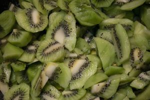 sałatka owocowa kiwi pocięte na kawałki