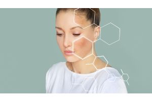 Twarz kobiety na którą jest nałożone wiązanie chemiczne