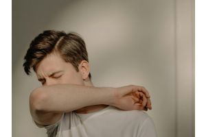 mezczyzna kazlacy w ramie