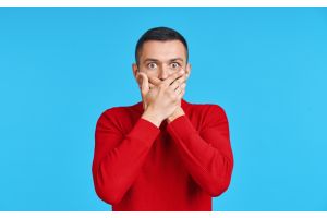 Pan zasłania swoje usta
