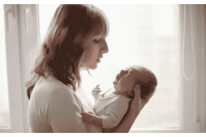 Niemowlę leżące na łóżku podczas pomiaru ciśnienia krwi, z mankietem ciśnieniomierza założonym na małe ramię