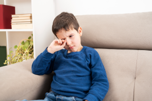 Dziecko przecierające oko