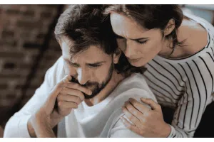 Dwie osoby siedzące blisko siebie i analizujące wyniki badań związanych z płodnością, obraz przedstawiający diagnostykę męskiej niepłodności oraz poszukiwanie przyczyn obniżonej jakości nasienia i słabych parametrów plemników.