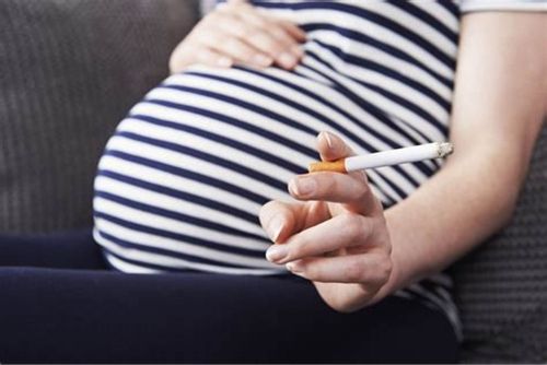 Czym grozi palenie podczas karmienia piersią?