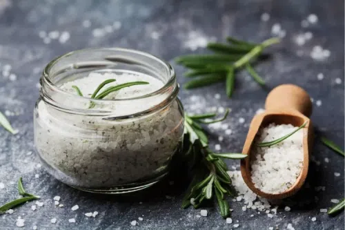 Sól bocheńska : cena, zastosowanie, moczenie nóg