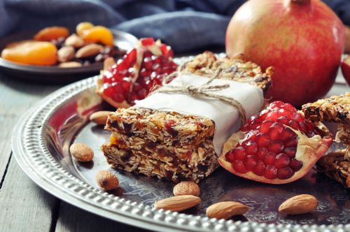 Batony proteinowe : wartościowe jedzenie czy pseudozdrowa przekąska?