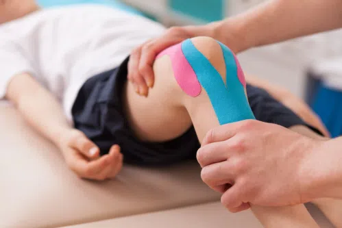 Taping czyli plastrowanie – kolana, barku – jak stosować?