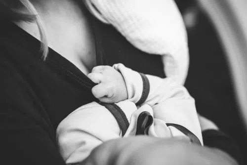 Baby blues po porodzie : czym jest i jak sobie z tym radzić?
