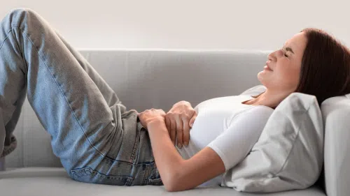 Bóle menstruacyjne: co oznaczają bardzo bolesne miesiączki? Przyczyny i leczenie