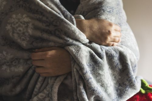 Obniżona temperatura : przyczyny i objawy. Jak postępować przy niskiej temperaturze ciała?
