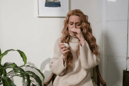 Alergia na kurz: jakie daje objawy? Leki i domowe sposoby