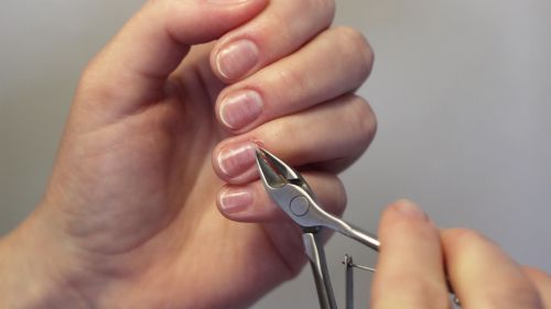 Jak usunąć skórki z paznokci prawidłowo? Domowe sposoby