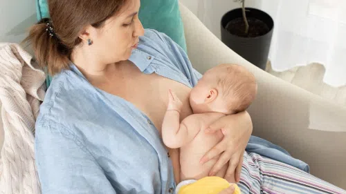 Nawał pokarmu: ile trwa i jak sobie poradzić z nawałem mlecznym?