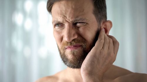 Ból za uchem: nerwoból czy inna choroba? Przyczyny, objawy i leczenie