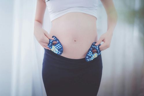 Waga w ciąży: jak powinien wyglądać przyrost wagi w ciąży? Kalkulator!