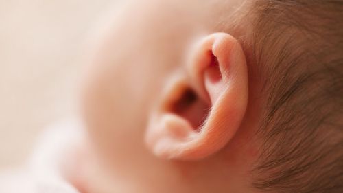 Zapalenie ucha u dziecka – objawy, przyczyny, profilaktyka. Jak je leczyć?