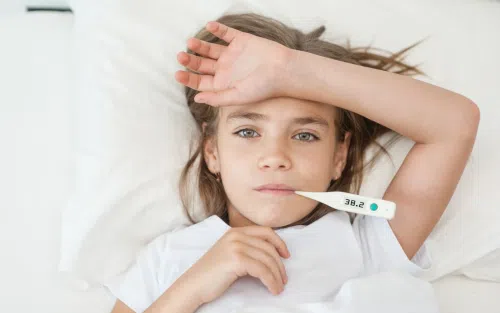 Gorączka u dziecka: jak zbić i co może oznaczać? Porady dla rodziców