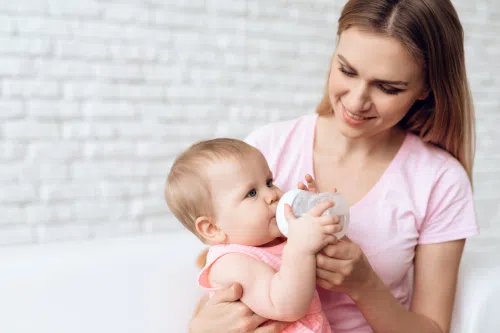 Jak prawidłowo przygotować mleko modyfikowane dla dziecka? Porady i wskazówki!