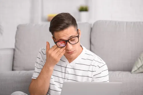 Skąd bierze się uczucie piasku w oczach i jak mu zapobiec? Skuteczne metody leczenia