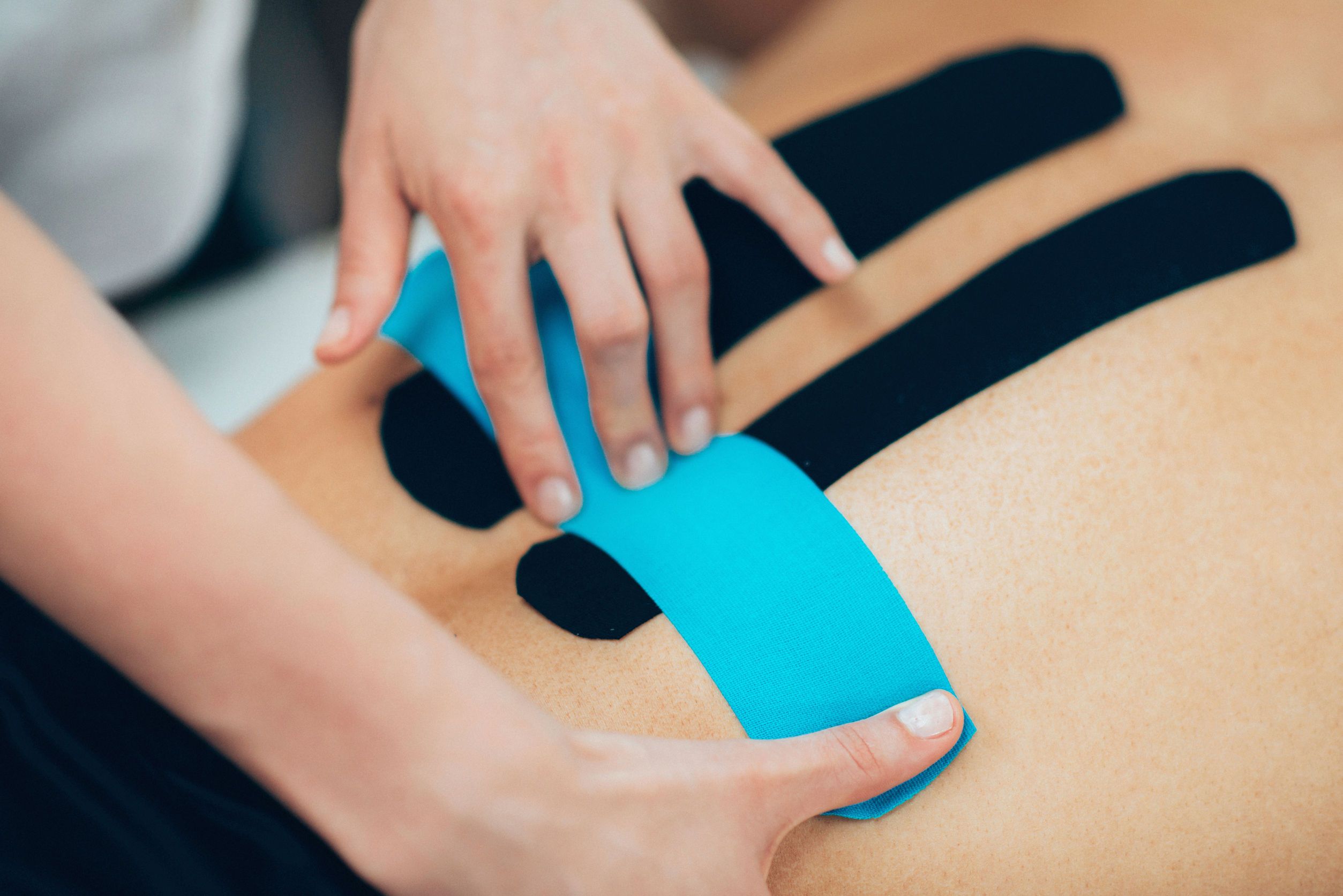 Kinesiotaping – plastry i taśmy – jak naklejać?