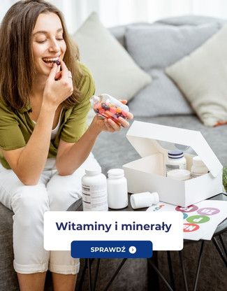 Kobieta spożywająca witaminy