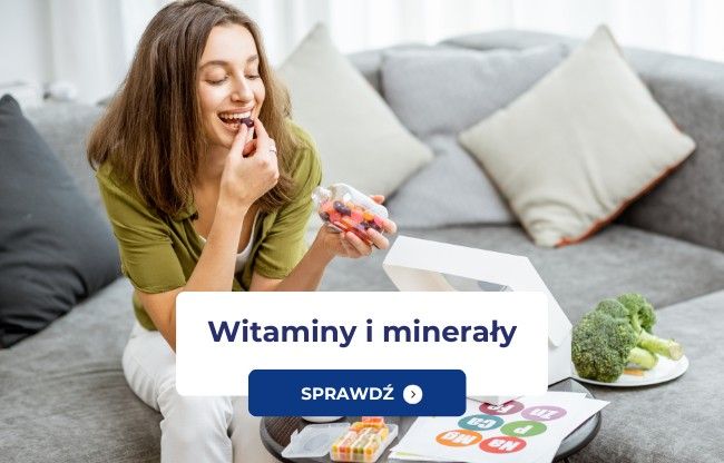 Kobieta spożywająca witaminy